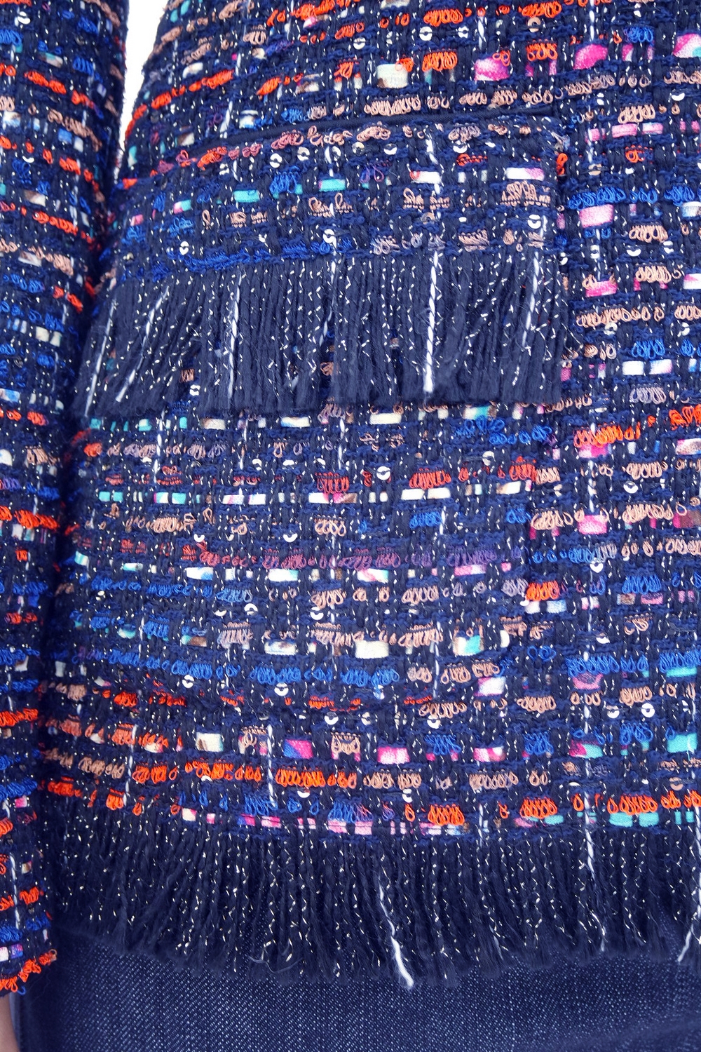 Giacca in tessuto bouclé nero - blu - rosso con chiusura a zip e bordo  frange su tasca e fondo giacca - AtelierRita - Alta moda - Sartoria  artigianale abiti