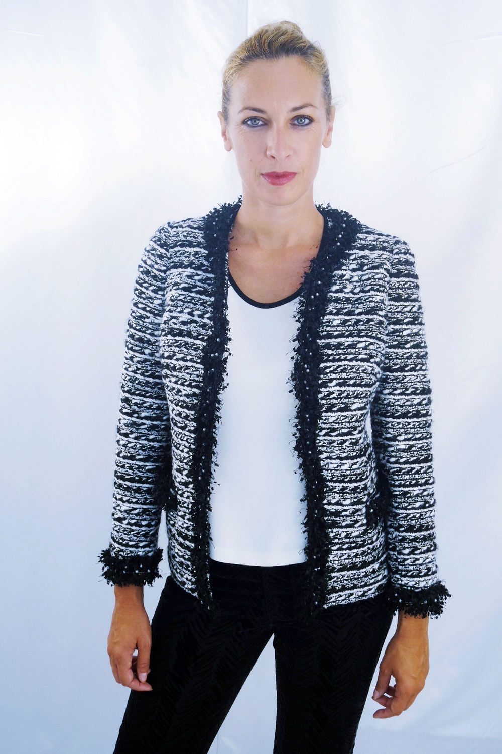 Giacca girocollo bianca nera rifinita con bordura bouclé nera - AtelierRita  - Alta moda - Sartoria artigianale abiti